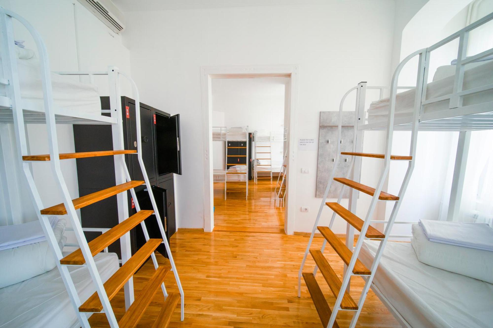 New Generation Hostel Como Lake Bagian luar foto